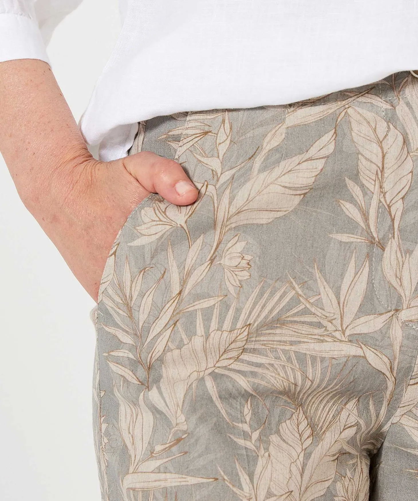brax_linen_blend_cropped__2.webp Linen Blend Cropped Pants Leaf Print Maine*Brax New