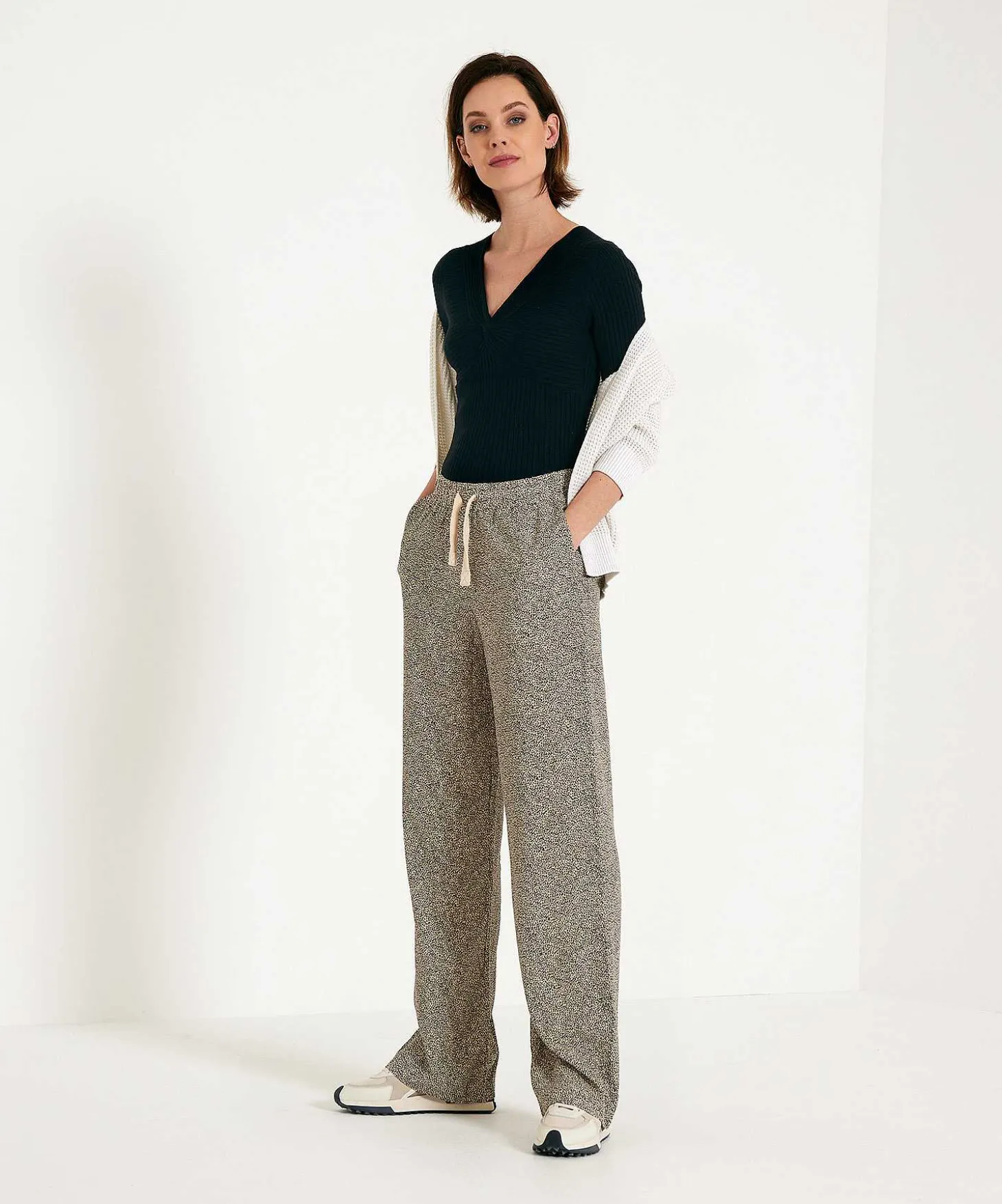 emotions_fitted_vneck_swe_1.webp Fitted V-Neck Sweater*Emotions Fashion