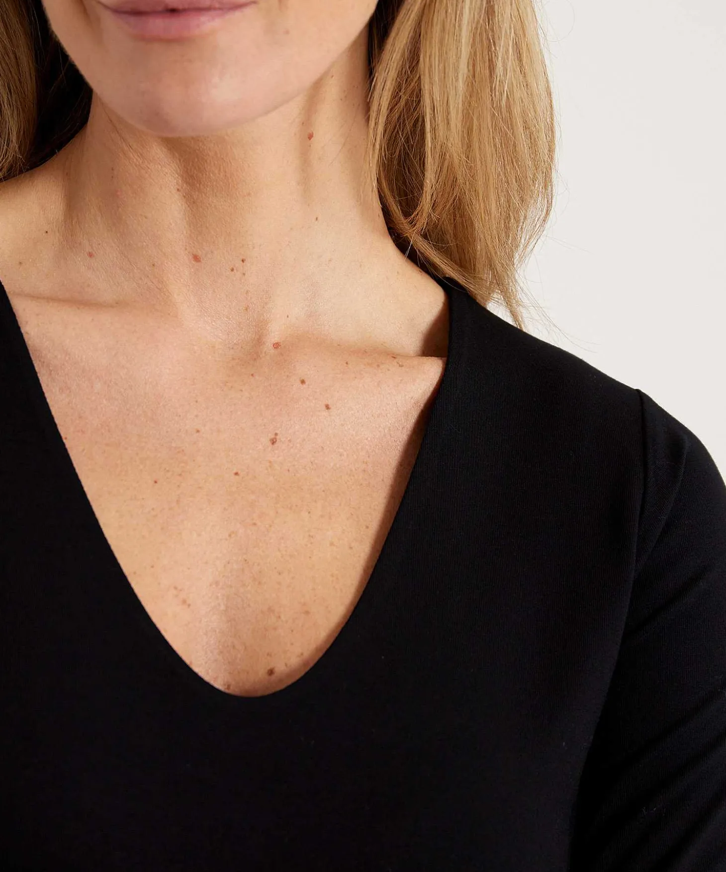 essentials_doublepiece_s_1.webp Essentials Double-Piece Shirt V-Neck** Store
