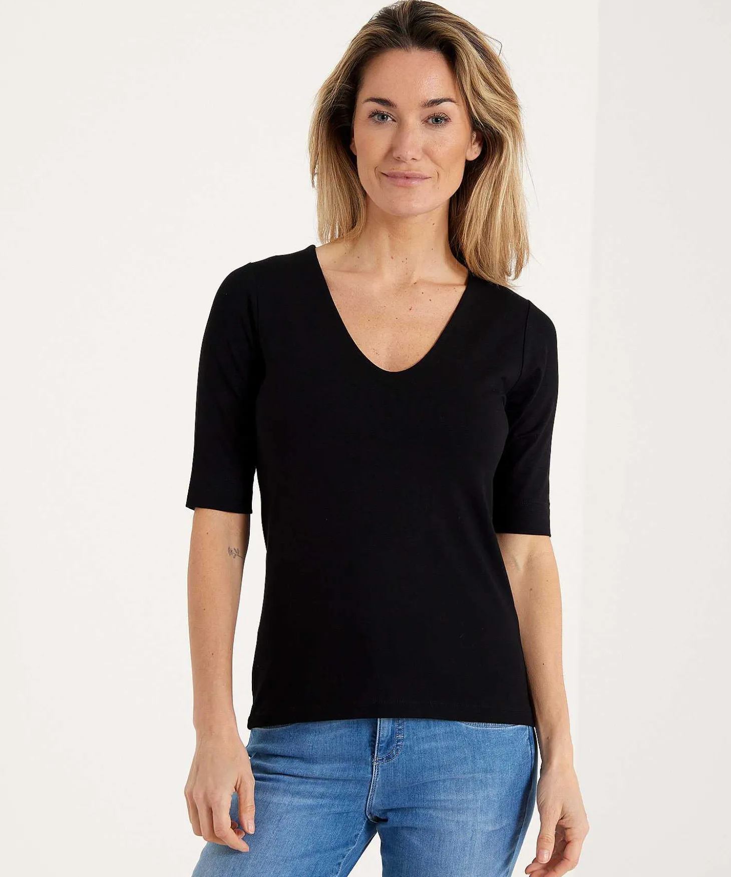 essentials_doublepiece_s_2.webp Essentials Double-Piece Shirt V-Neck** Store