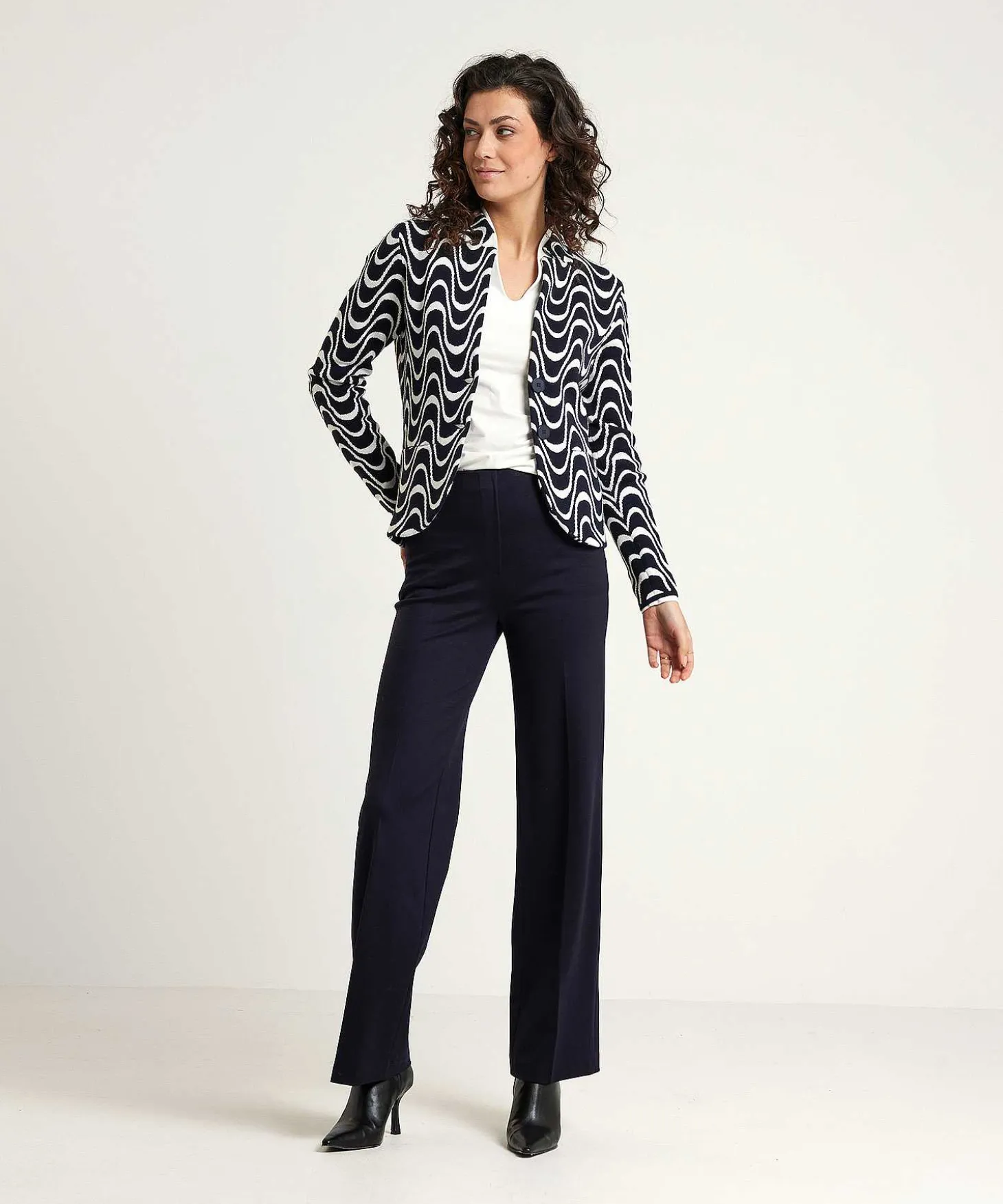 essentials_tulip_shirt_l_0.webp Essentials Tulip Shirt Long Sleeve** New