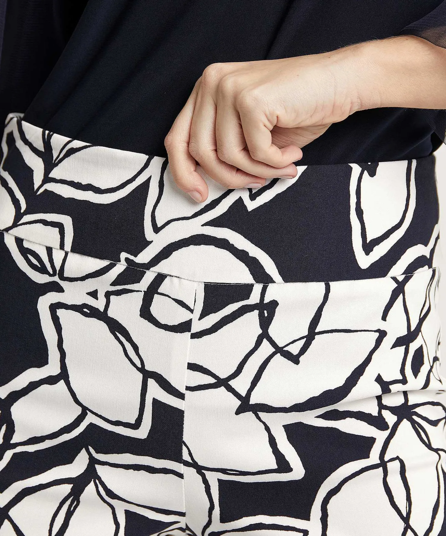 joseph_ribkoff_heavy_visc_3.webp Heavy Viscose Pants Leaf Print*Joseph Ribkoff Online