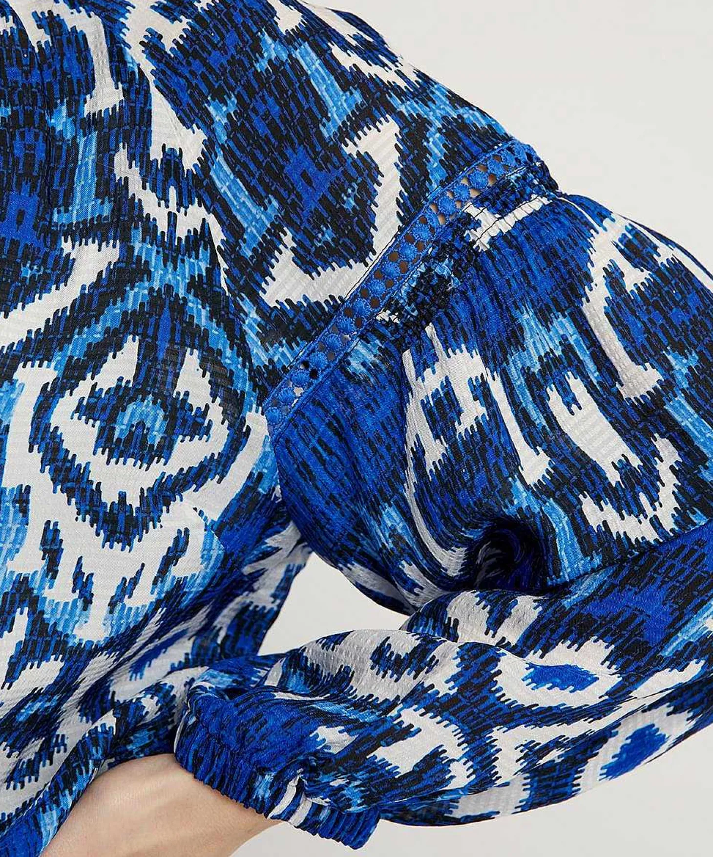 kyra_blouse_ikat_print_ve_0.webp Blouse Ikat Print Vera*KYRA Hot