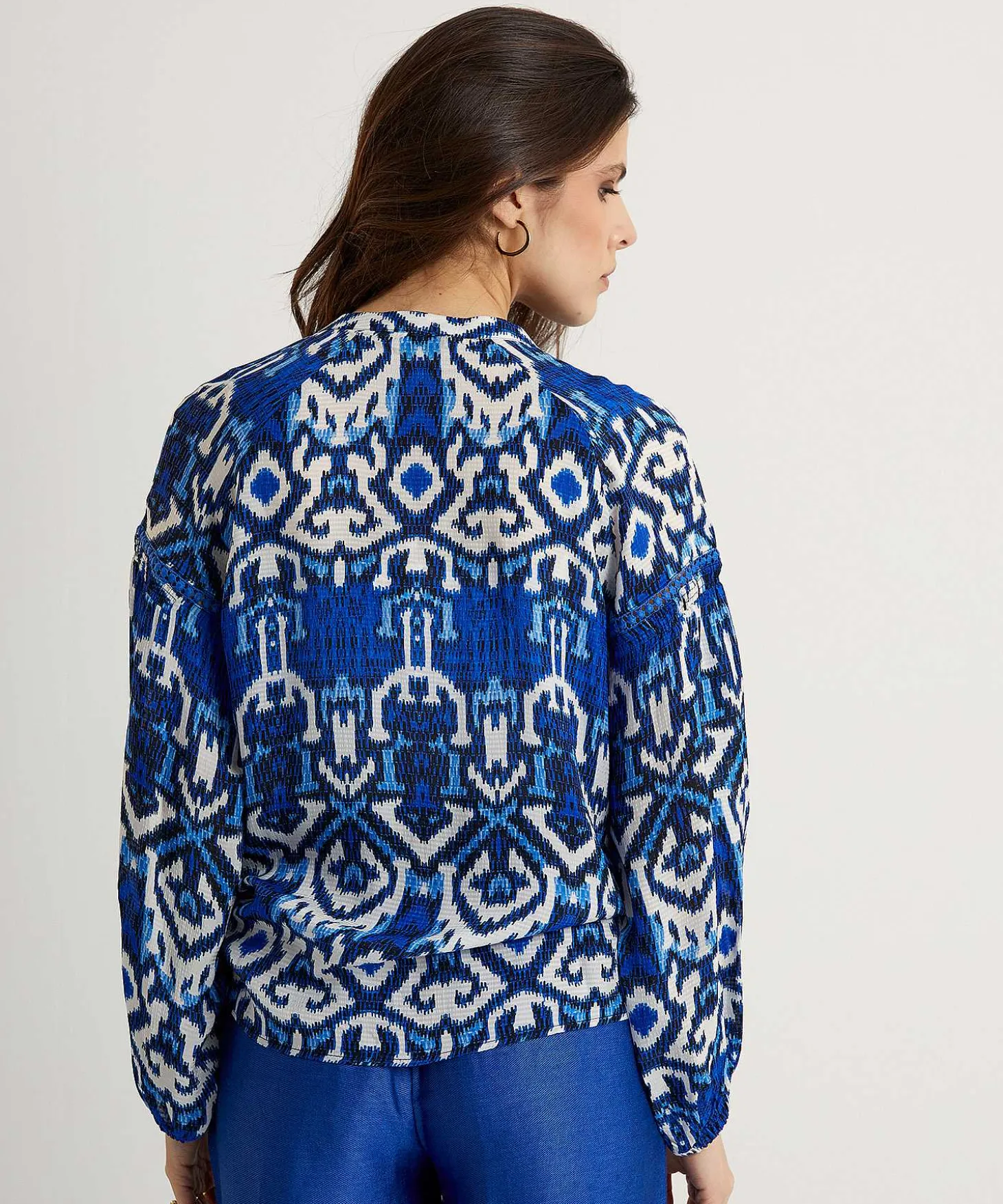 kyra_blouse_ikat_print_ve_2.webp Blouse Ikat Print Vera*KYRA Hot