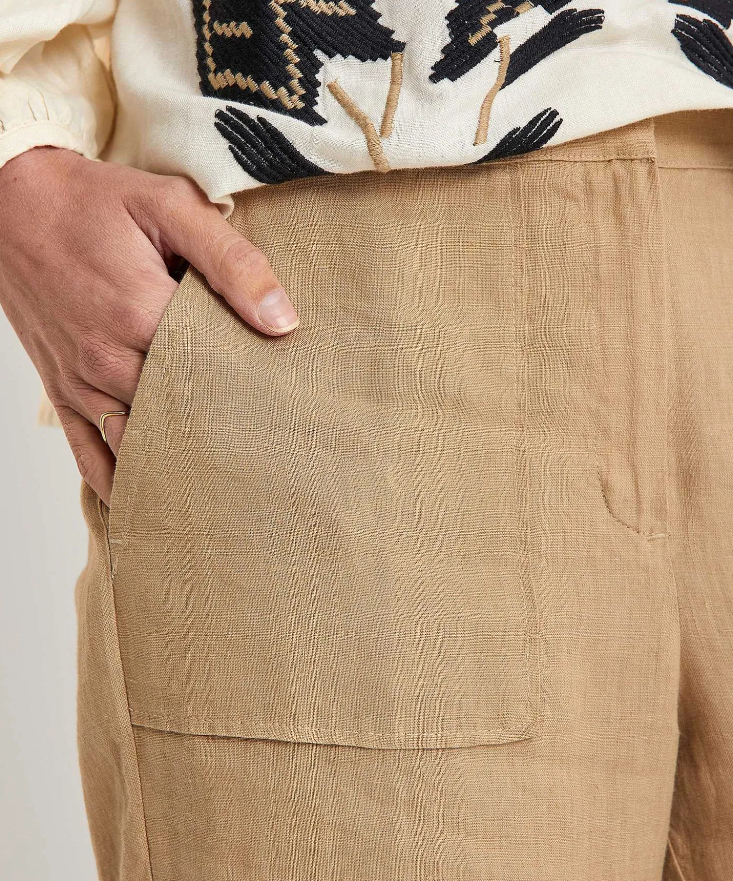 kyra_linen_cropped_pants__3.webp Linen Cropped Pants Lucia*KYRA Hot