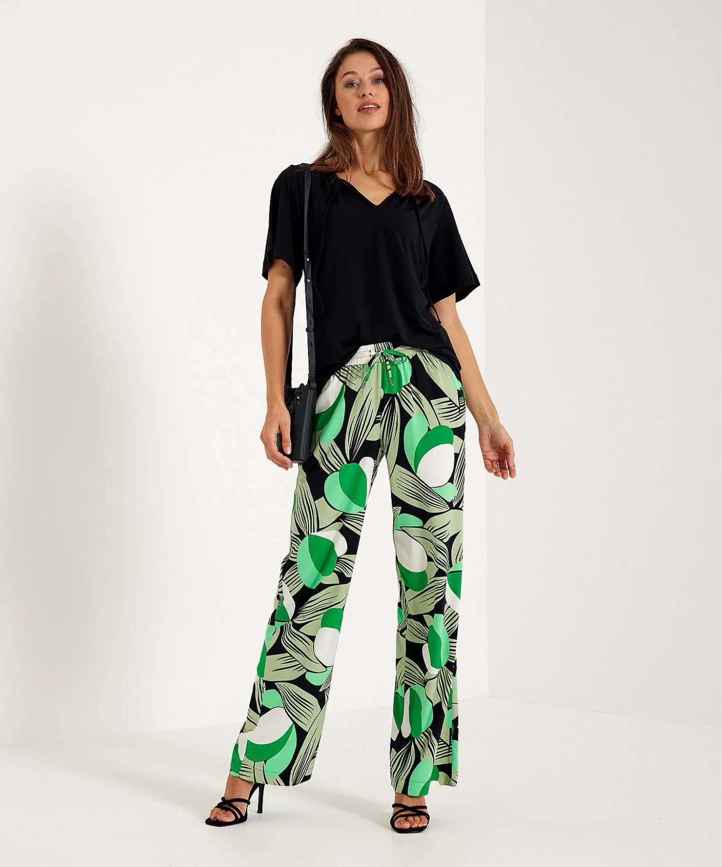 kyra_pants_modern_flower__0.webp Pants Modern Flower Bibianna*KYRA Store