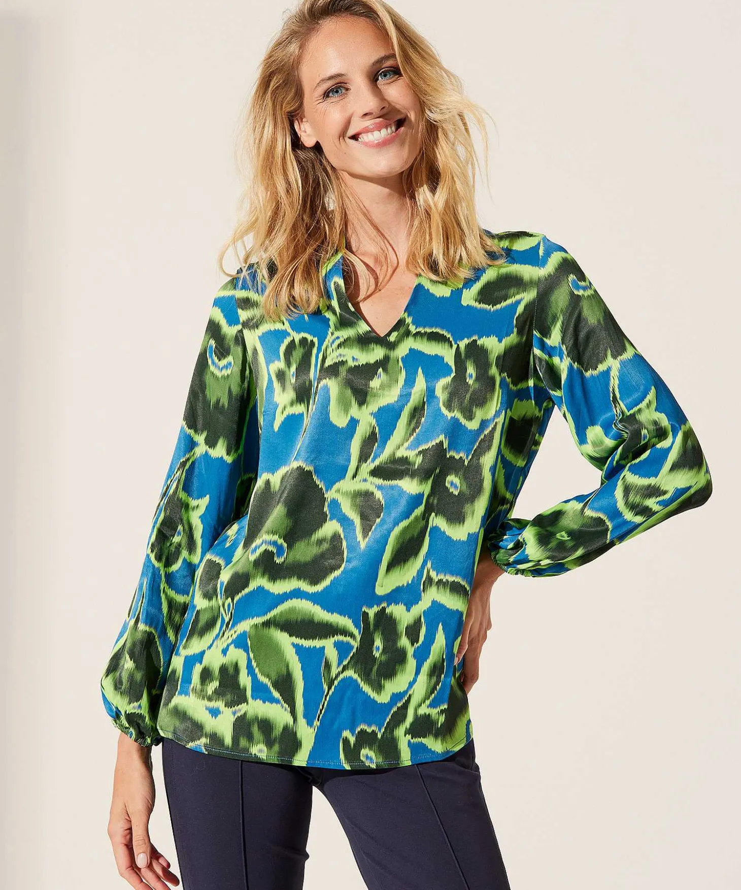 kyra_silky_blouse_flower__3.webp Silky Blouse Flower Attina*KYRA Sale
