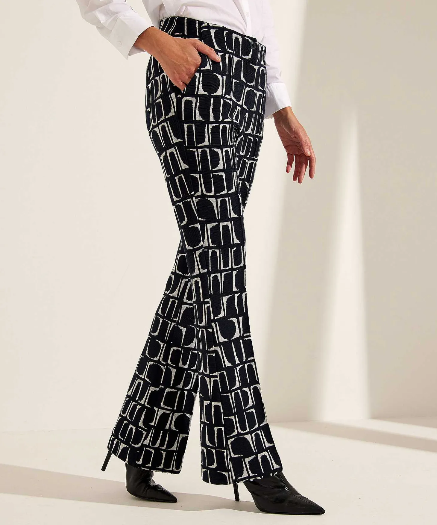 kyra_wide_leg_trousers_ge_0.webp Wide Leg Trousers Geo Print Dipper*KYRA Best