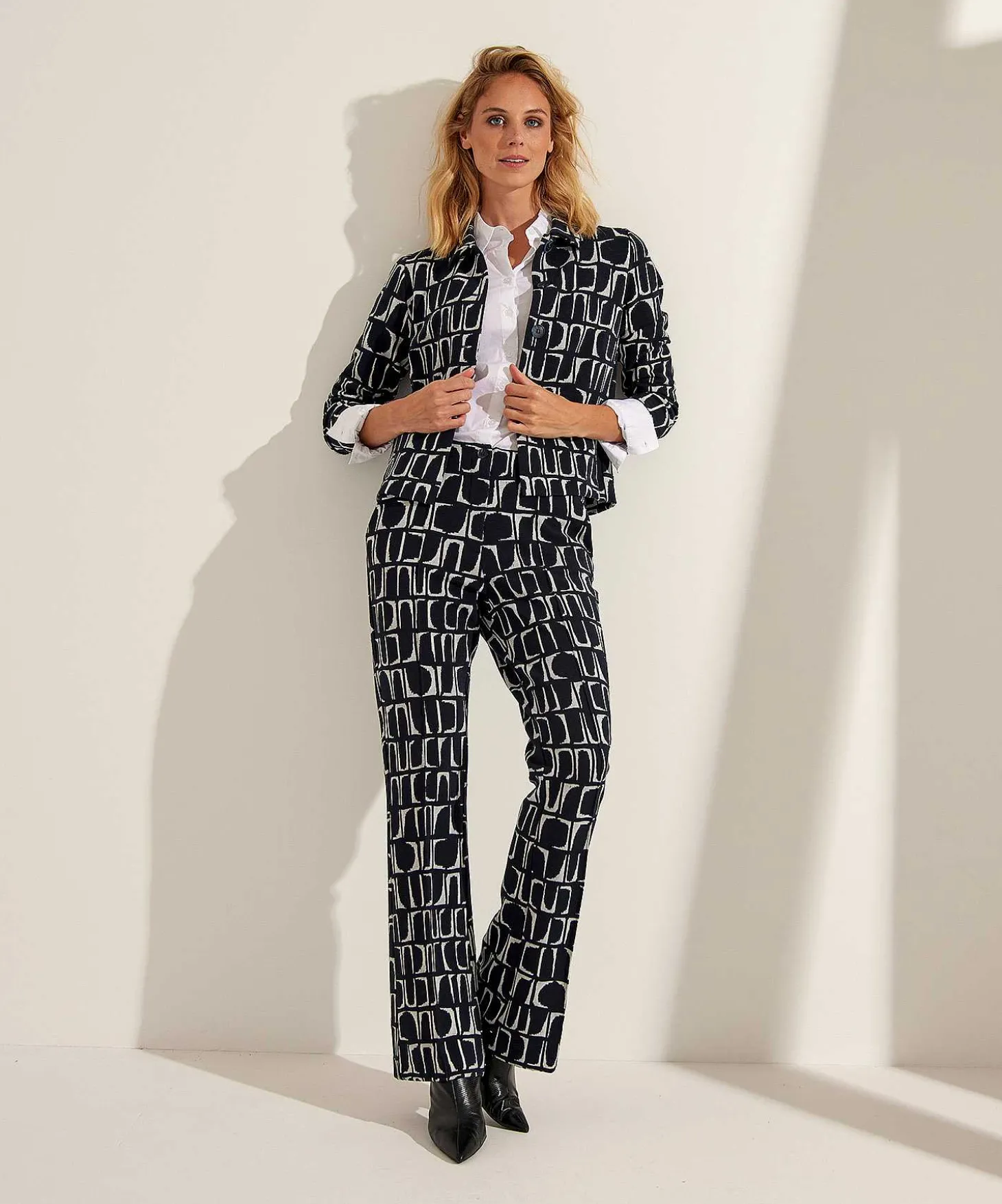 kyra_wide_leg_trousers_ge_1.webp Wide Leg Trousers Geo Print Dipper*KYRA Best