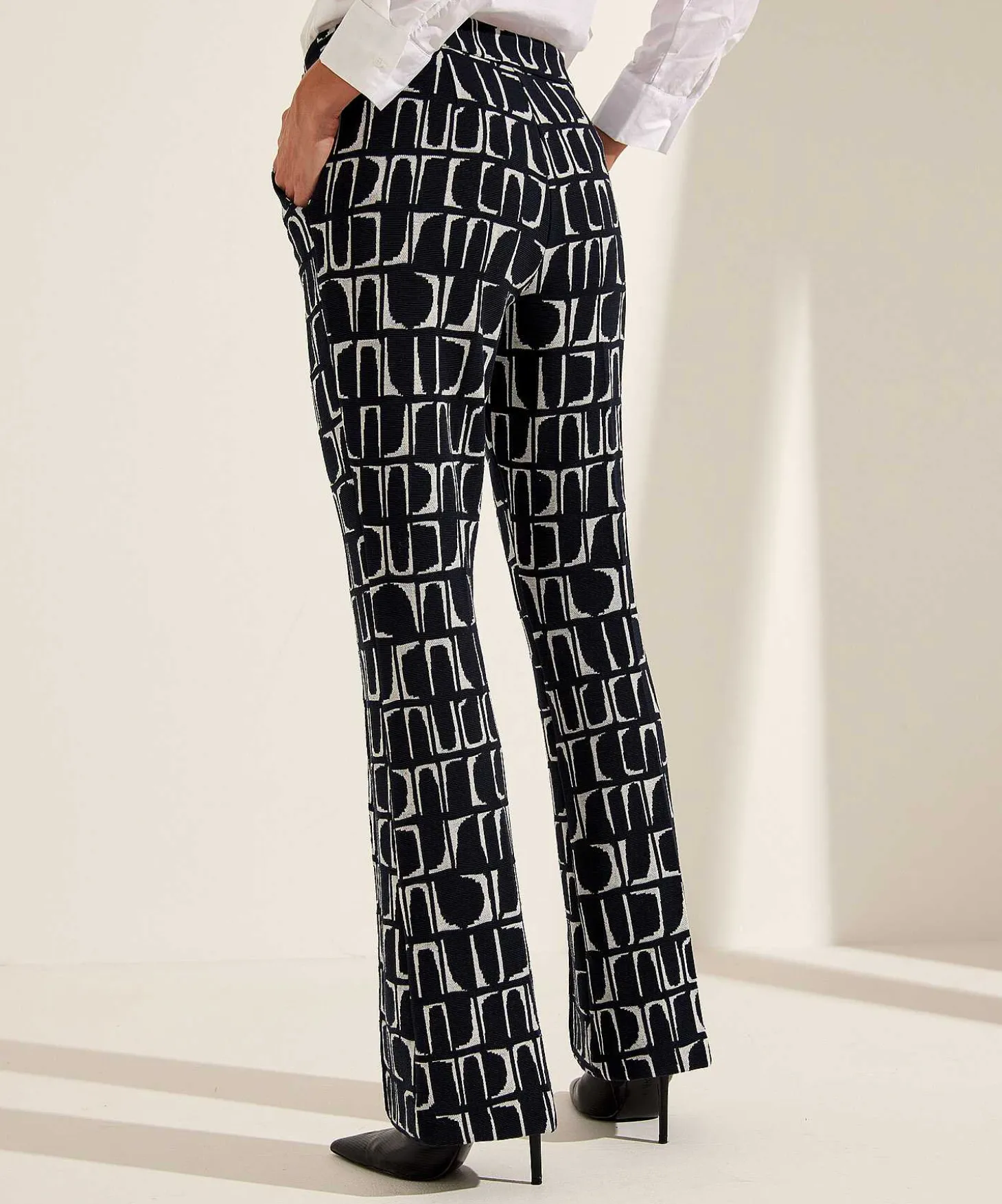 kyra_wide_leg_trousers_ge_3.webp Wide Leg Trousers Geo Print Dipper*KYRA Best