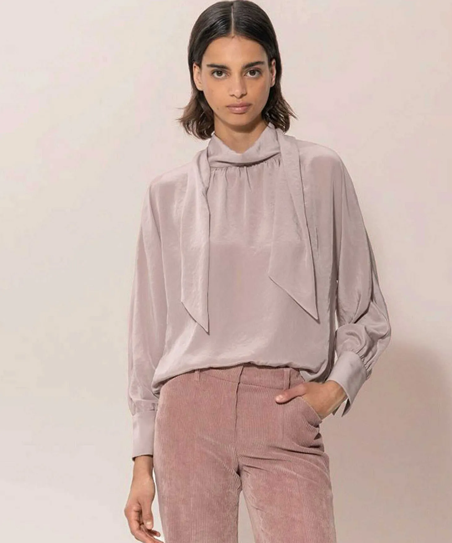 luisa_cerano_silky_blouse_2-4.webp Silky Blouse With Bow*Luisa Cerano Cheap