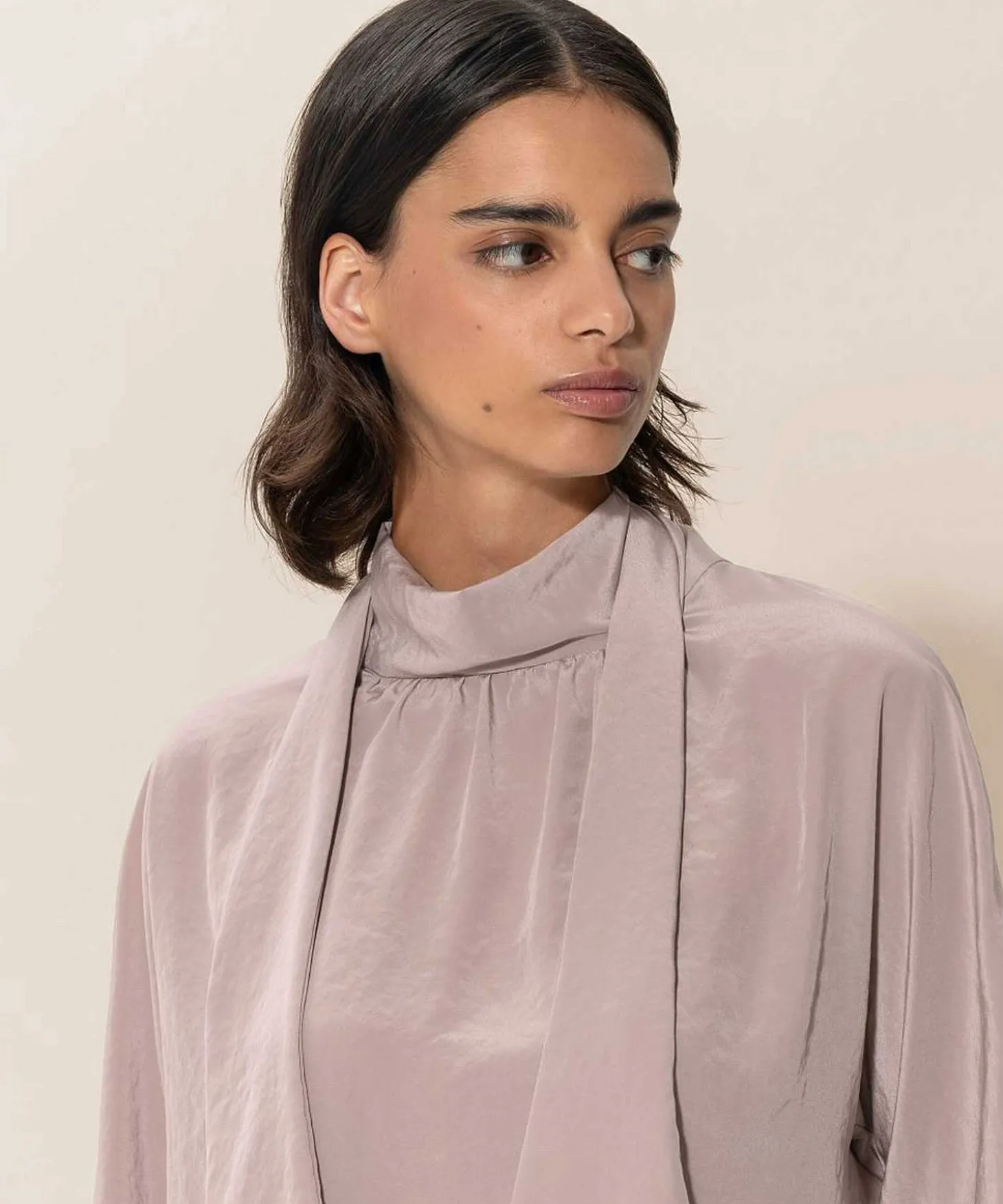 luisa_cerano_silky_blouse_3-4.webp Silky Blouse With Bow*Luisa Cerano Cheap