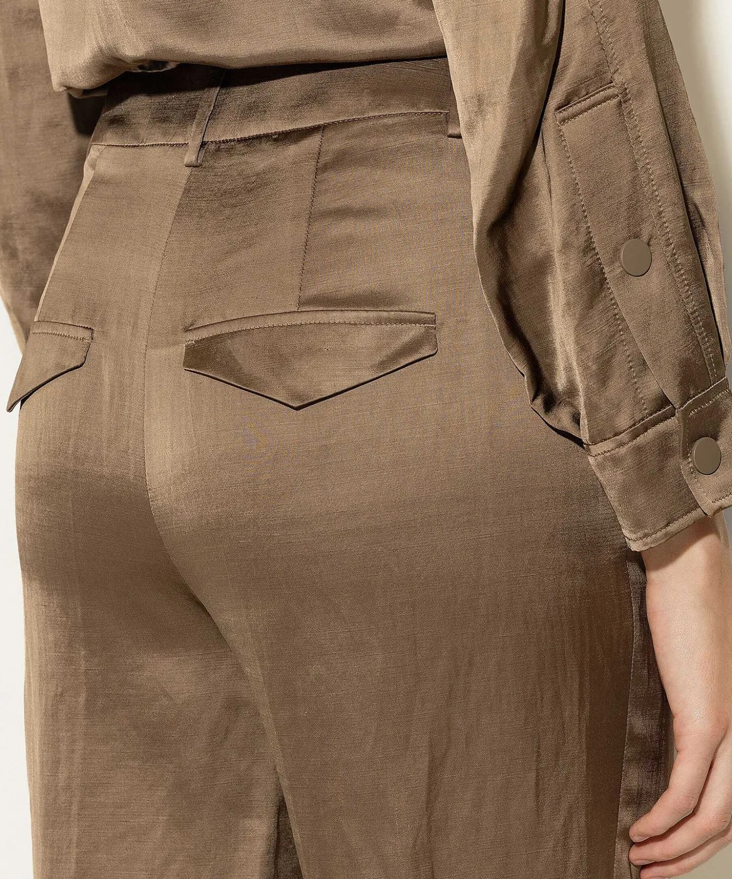 luisa_cerano_silky_croppe_1.webp Silky Cropped Trousers*Luisa Cerano Hot