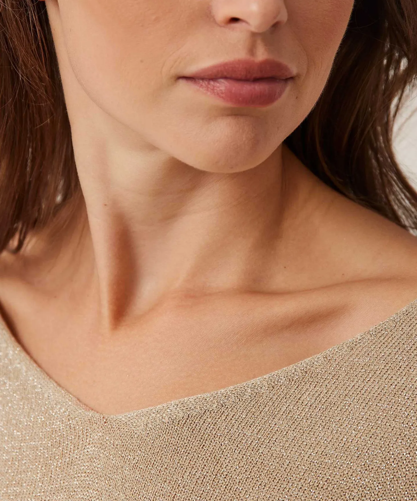 lurex_sweater_vneck_2-1.webp Lurex Sweater V-Neck** New
