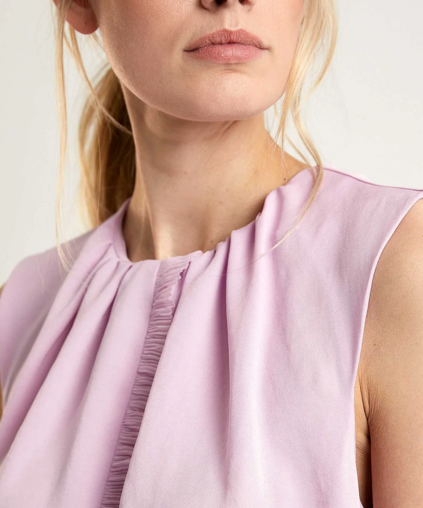 marc_cain_sleeveless_top__0.webp Marc Cain Sleeveless Top With Ruffle Edge*Marc Cain Collections Cheap