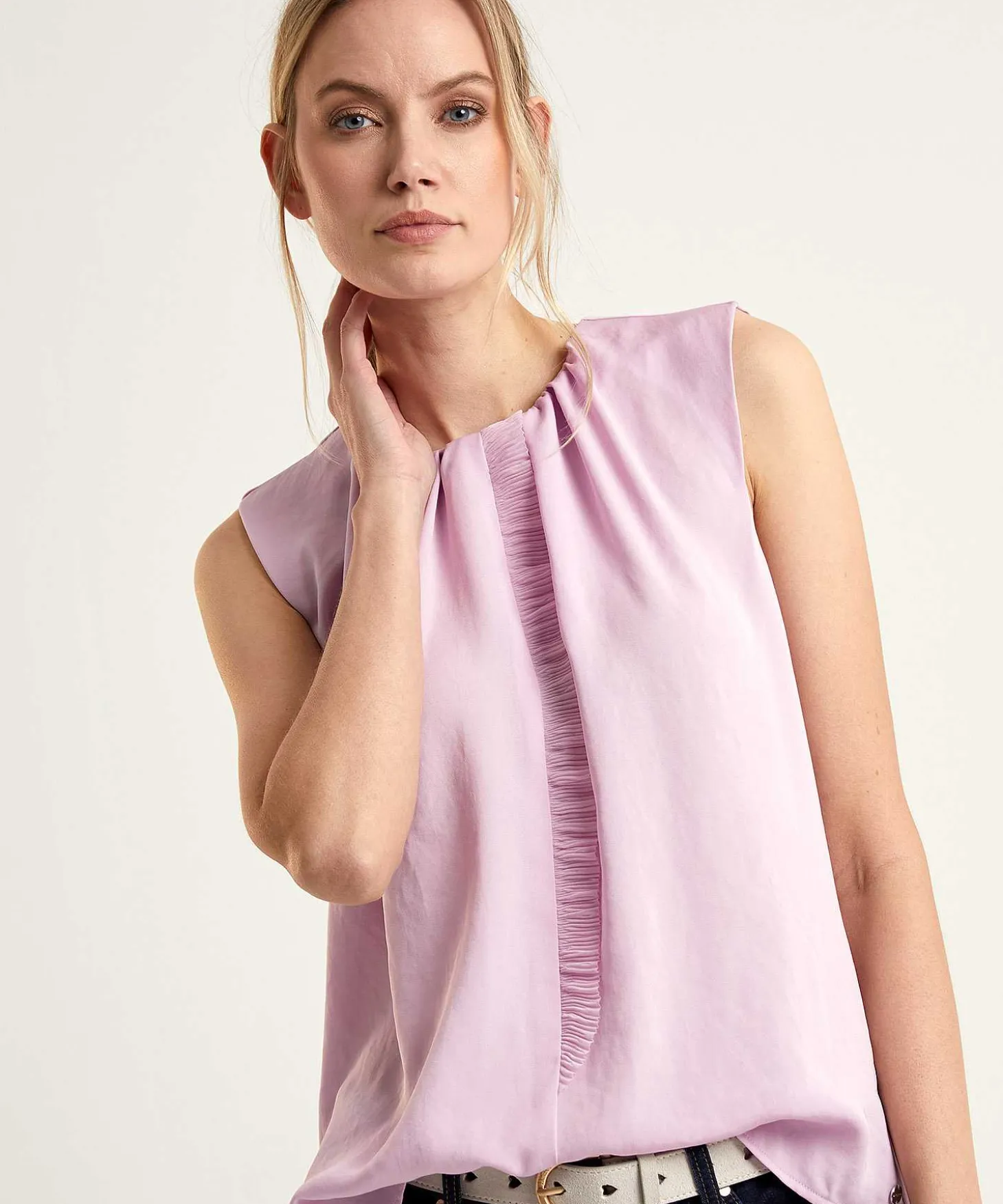 marc_cain_sleeveless_top__1.webp Marc Cain Sleeveless Top With Ruffle Edge*Marc Cain Collections Cheap