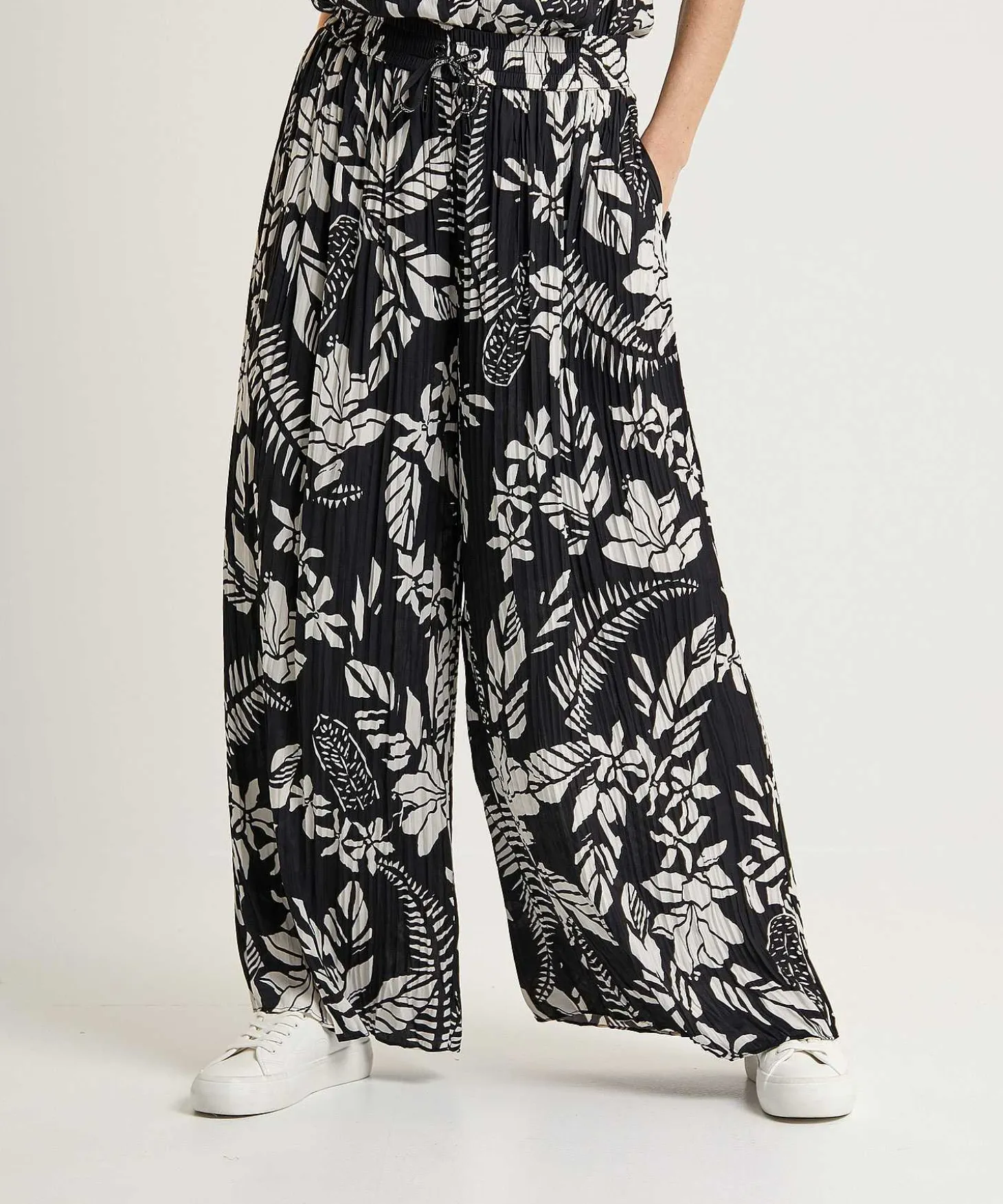 marc_cain_sports_pleated__3-2.webp Pleated Palazzo Trousers Floral Print Woolen*Marc Cain Sports Cheap
