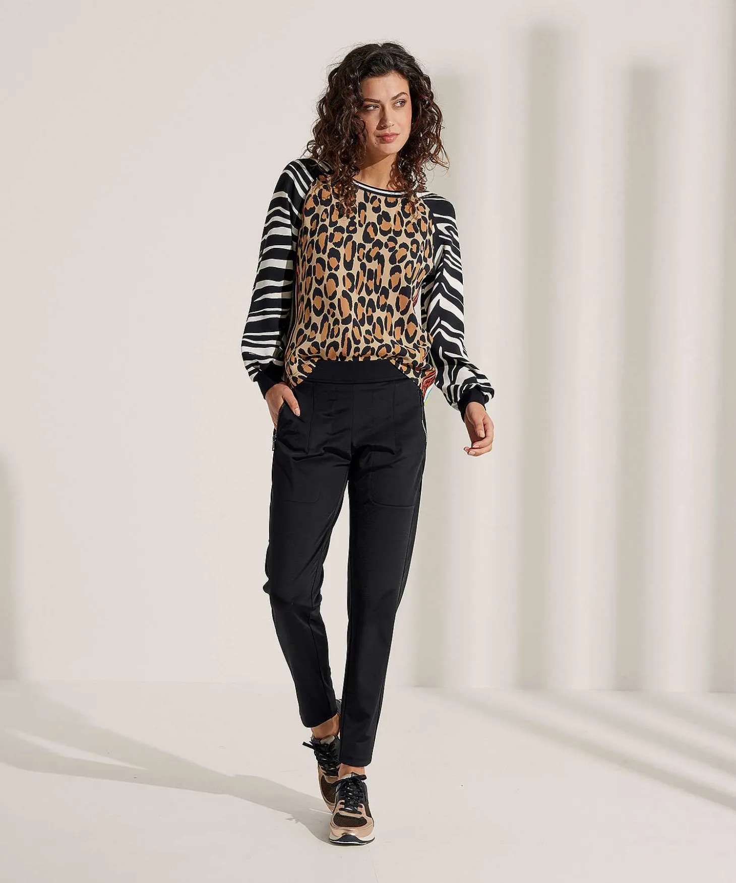 marc_cain_sports_scuba_bl_2-1.webp Scuba Blouse Mixed Animal*Marc Cain Sports Sale