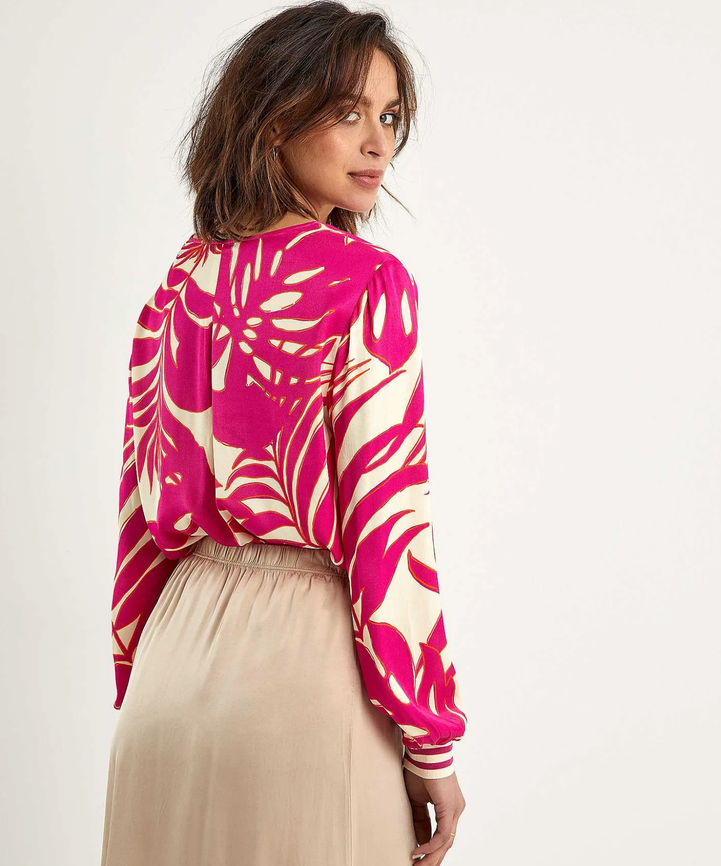 oui_silky_blouse_leaf_pri_2.webp Silky Blouse Leaf Print*OUI Best