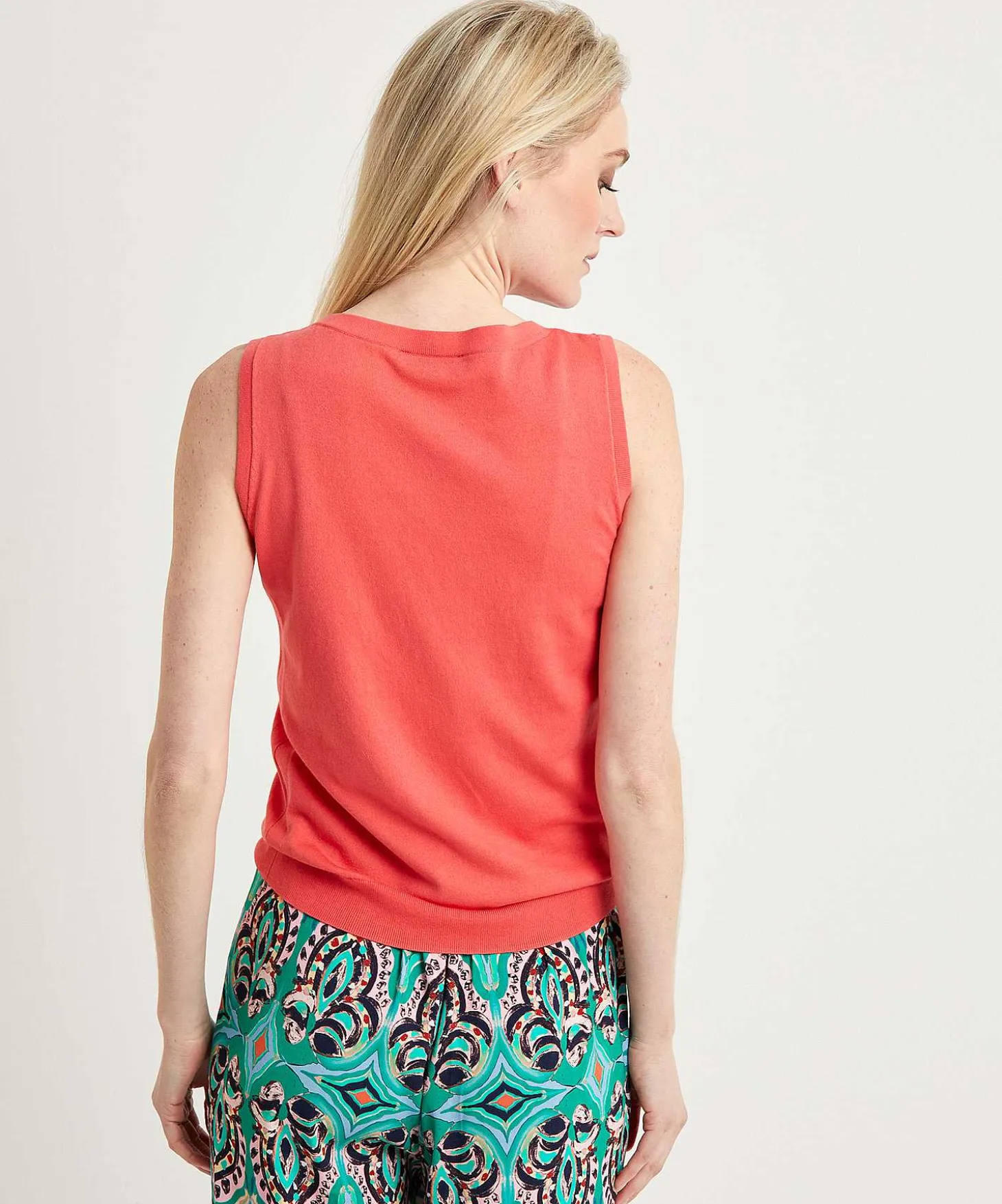 sleeveless_sweater_1.webp Sleeveless Sweater** Best Sale
