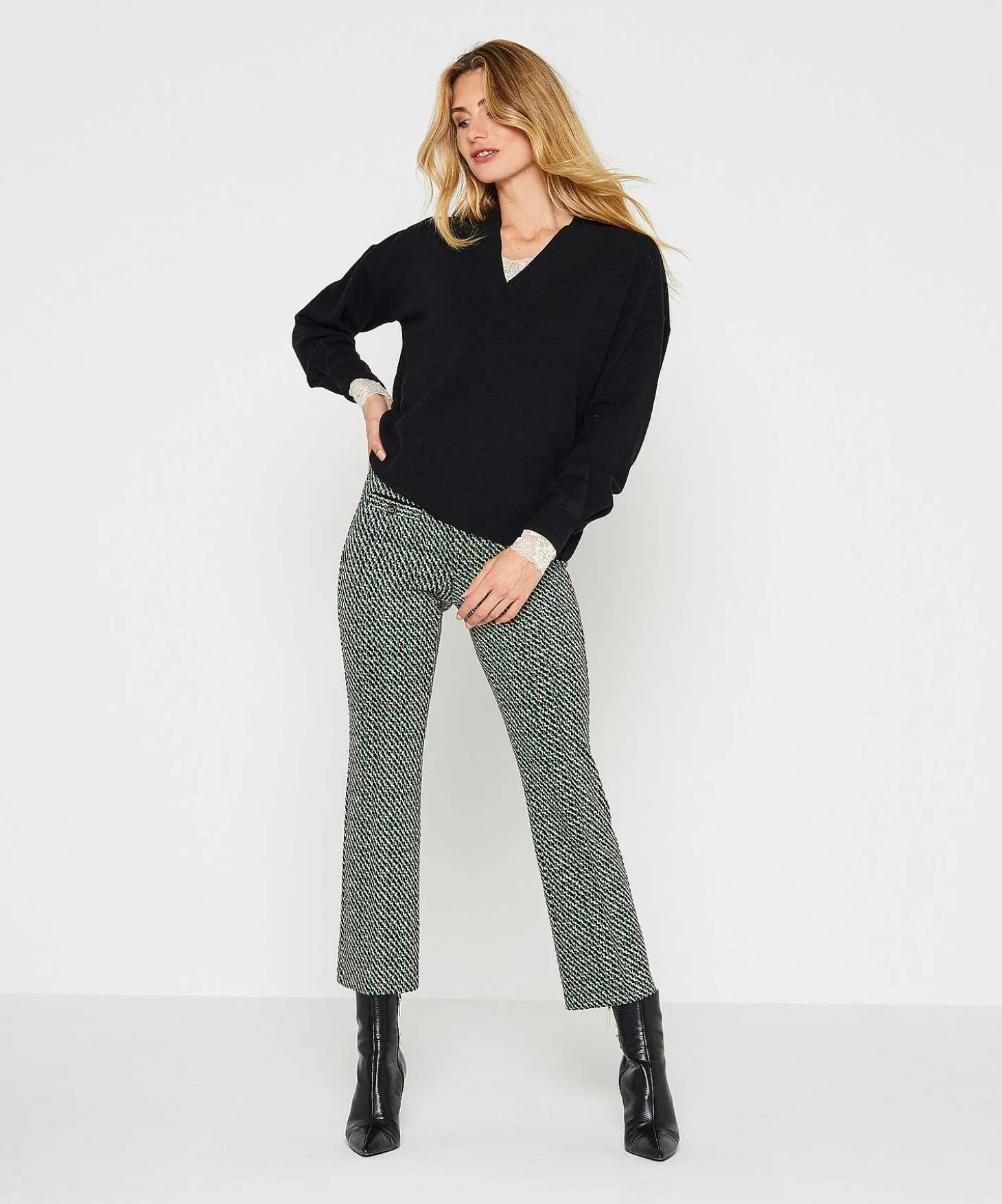 sweater_vneck_wool_1.webp Sweater V-Neck Wool** Outlet