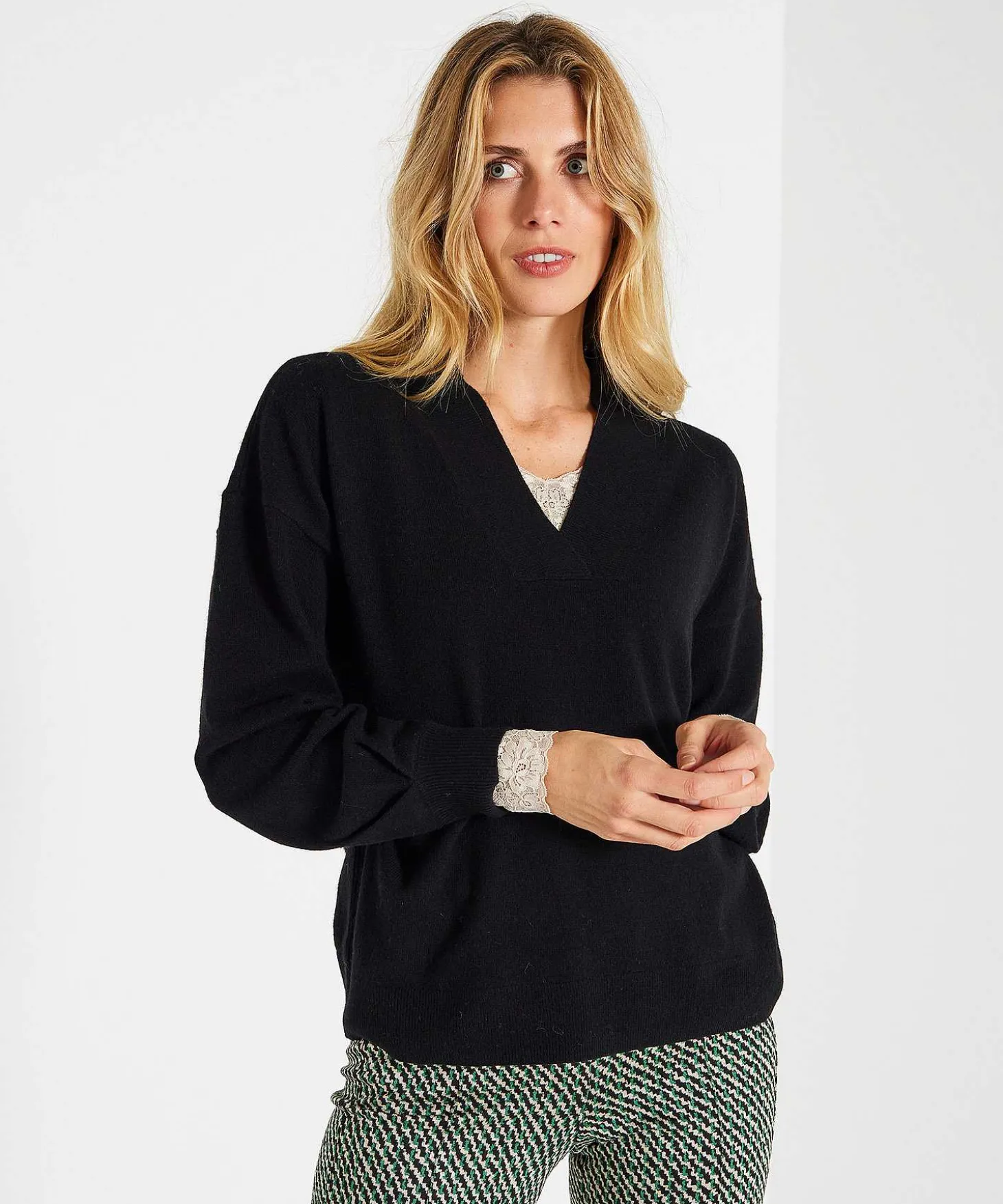 sweater_vneck_wool_2.webp Sweater V-Neck Wool** Outlet
