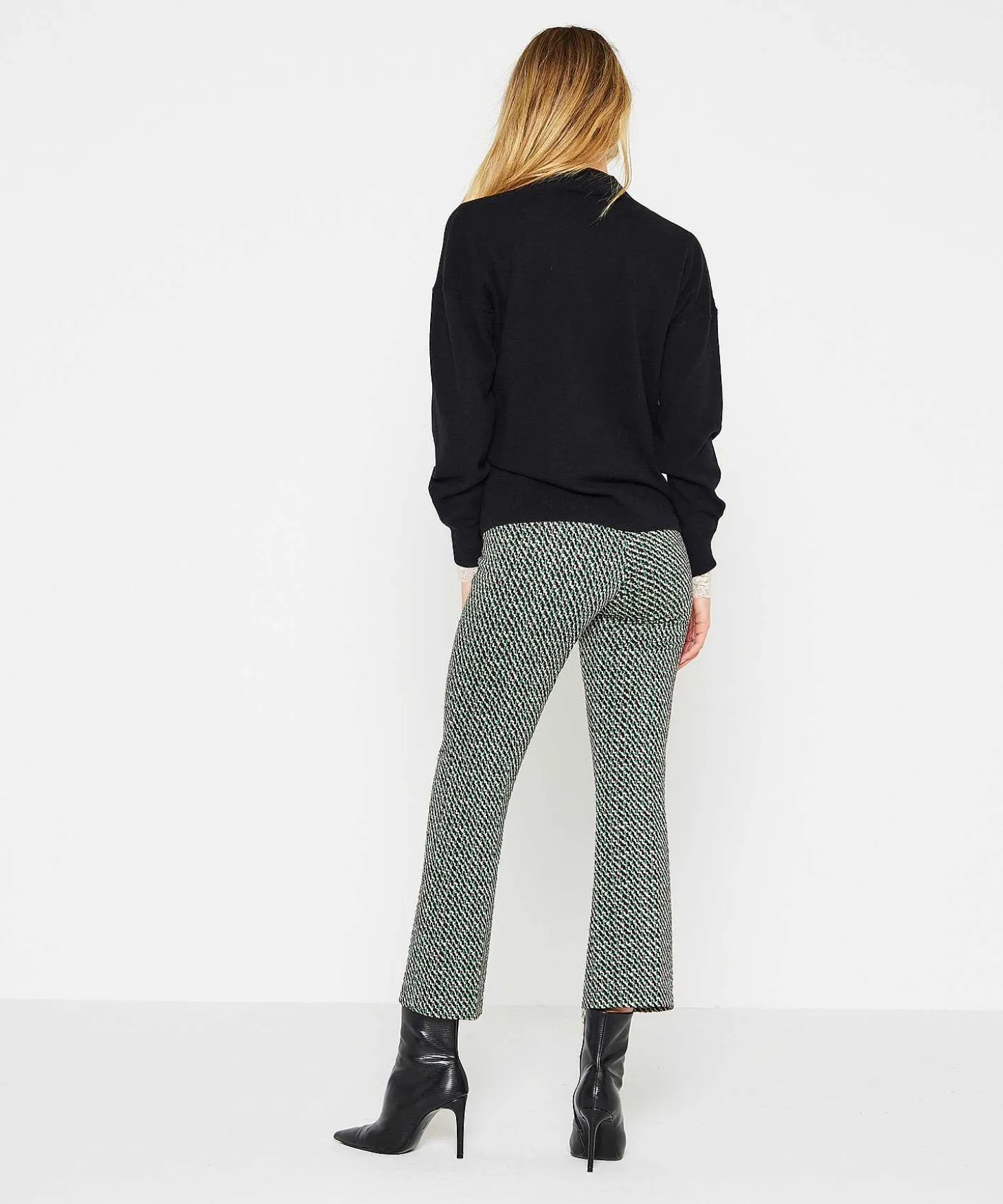 sweater_vneck_wool_3.webp Sweater V-Neck Wool** Outlet